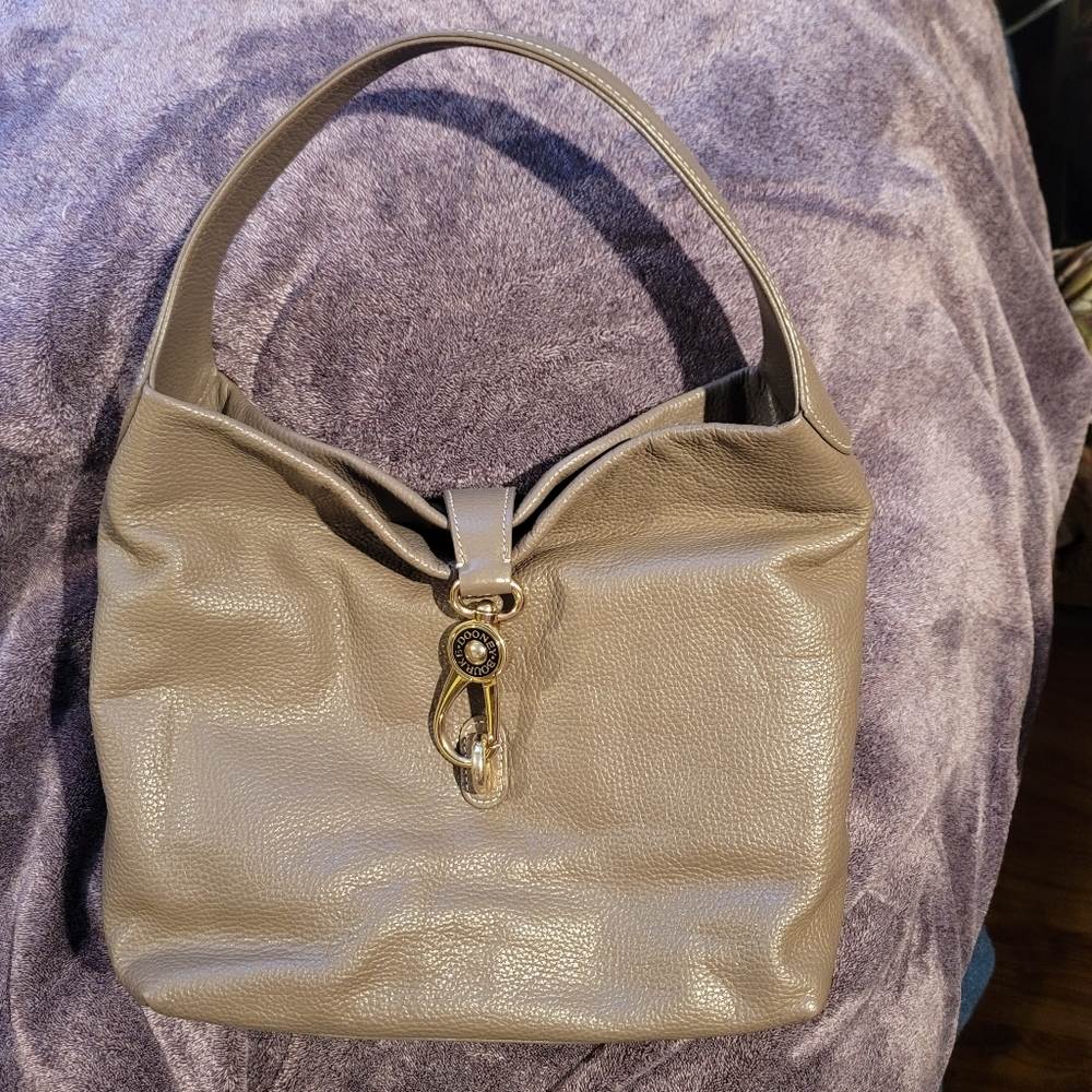 Dooney & Bourke Logo Lock pebble leather. Color Elephant.